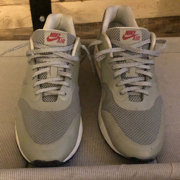 Athletic_Shoes